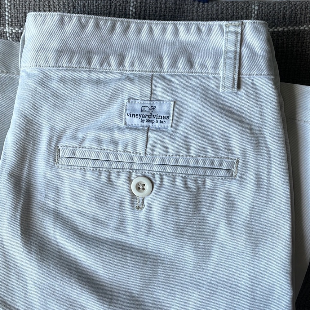 Vineyard vines shorts size 18 stone